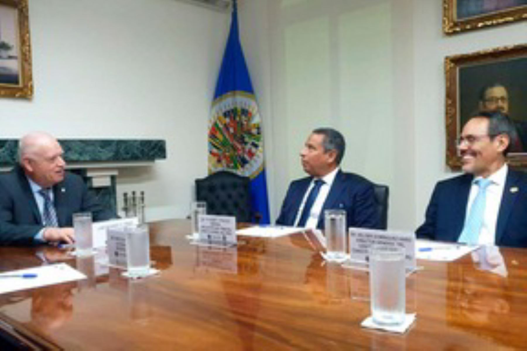 Presidente de la Corte IDH, junto a miembros del TC, Francisco Morales y Helder Dominguez. ANDINA/Difusión