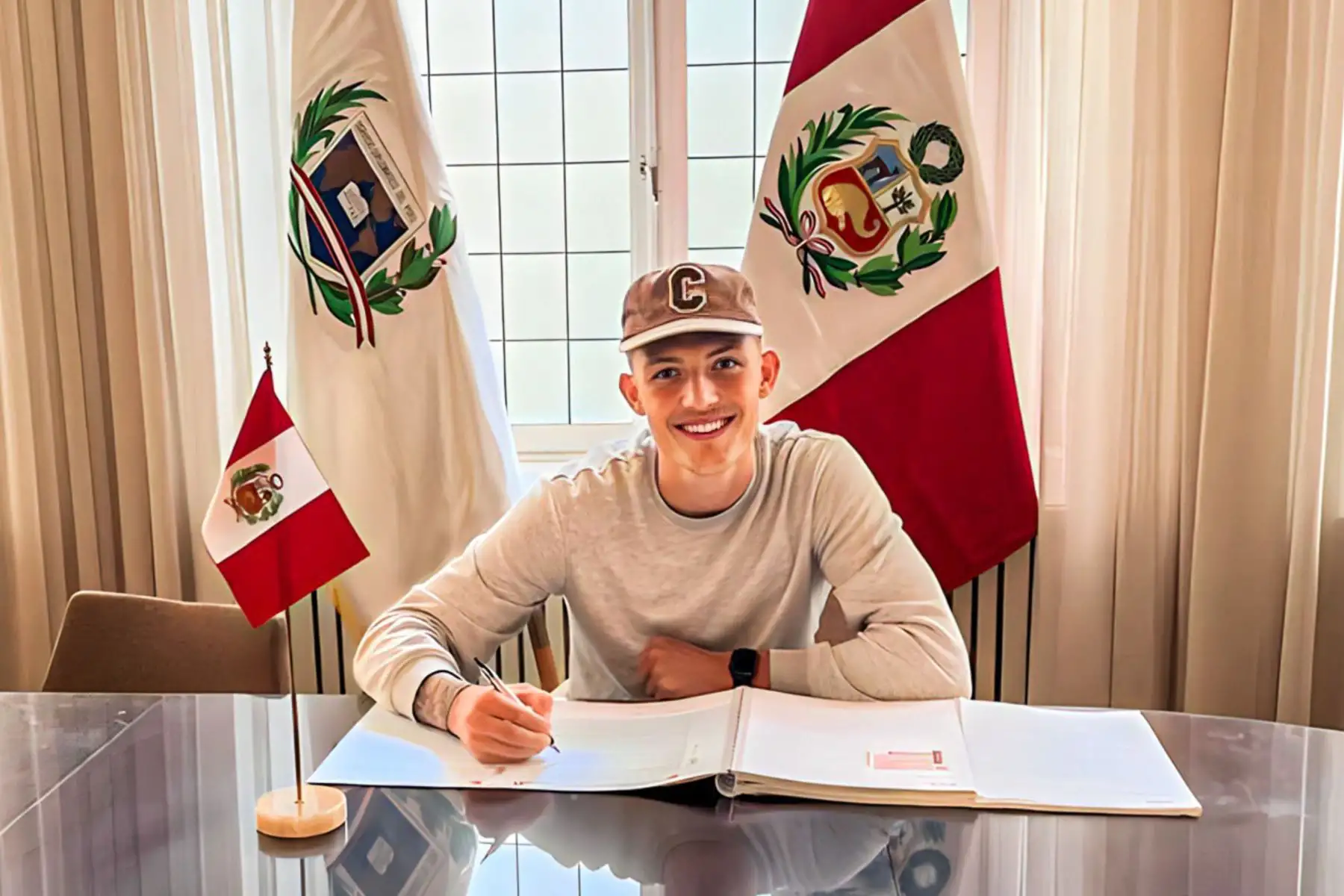 Oliver Sonne, fue recibido por el Jefe de la Sección Consular, S.S. Walter Dorador, a fin de realizar el acto administrativo de inscripción en el Registro de Nacimiento de Peruanos