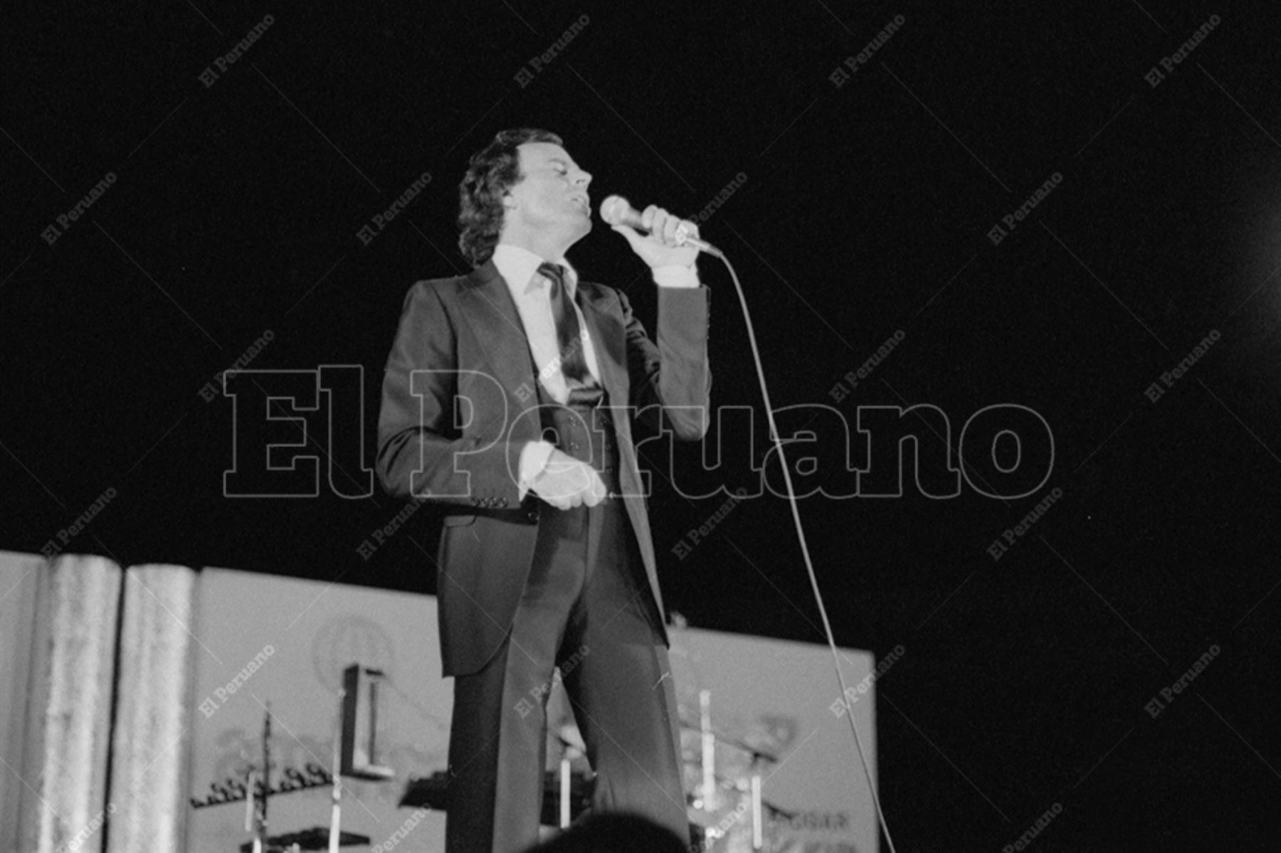 Lima - 16 diciembre 1980 / Concierto del cantante español Julio Iglesias en el Estadio Nacional. Foto: Archivo Histórico de El Peruano / Américo Alburquerque