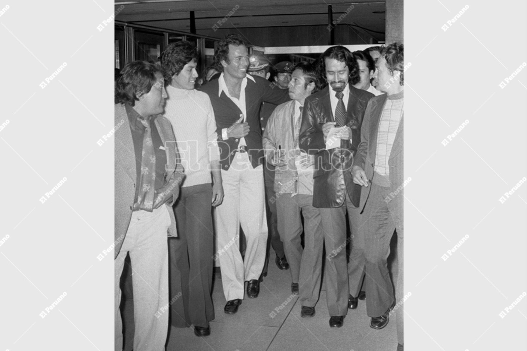 Callao - 13 octubre 1976 / El cantante español Julio Iglesias arribó a nuestro país para una serie de conciertos.  Foto: Archivo Histórico de El Peruano / Virgilio Molero