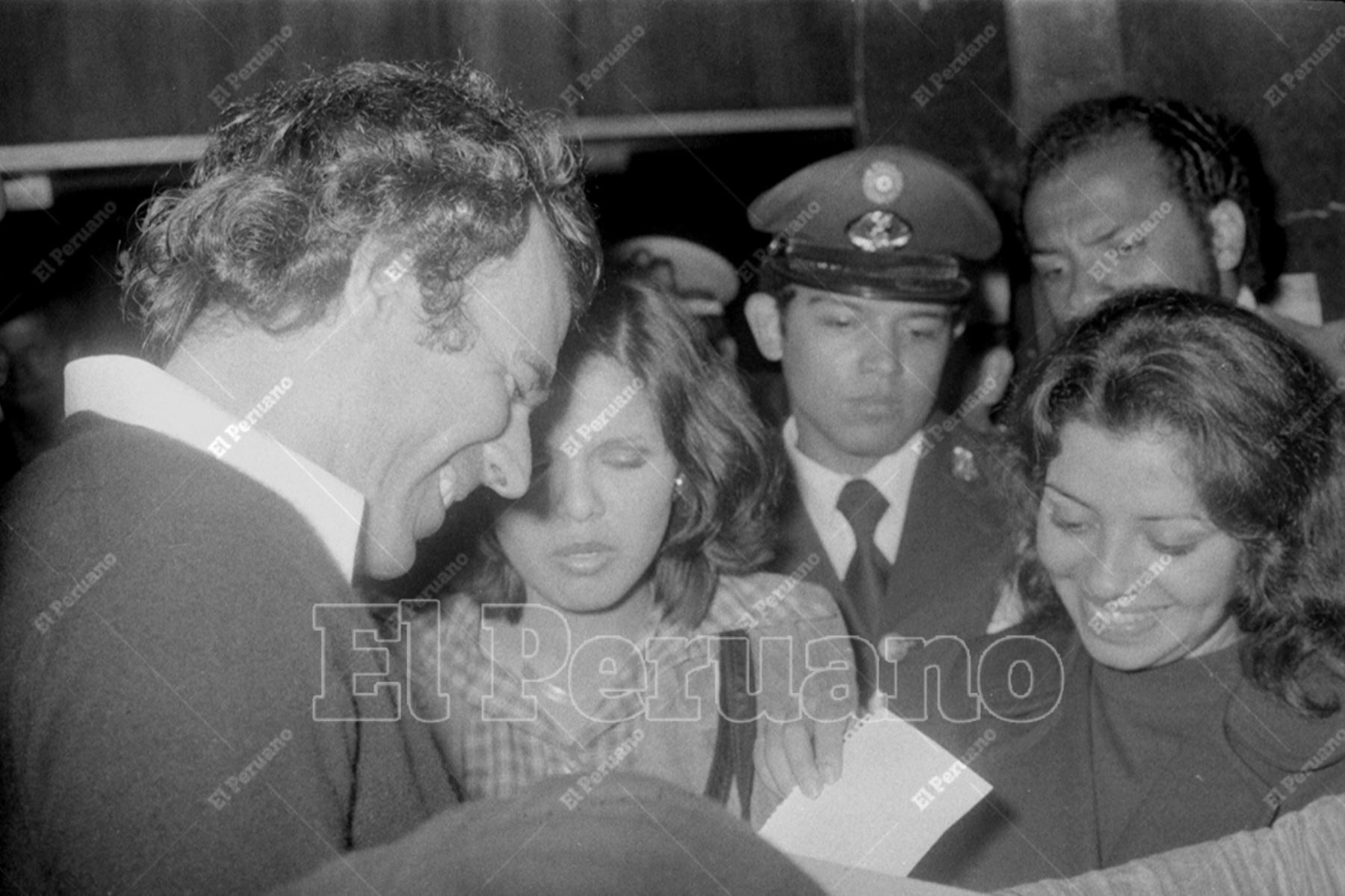 Callao - 13 octubre 1976 / El cantante español Julio Iglesias firma autógrafos a su llegada a nuestro país para una serie de conciertos.  Foto: Archivo Histórico de El Peruano / Virgilio Molero
