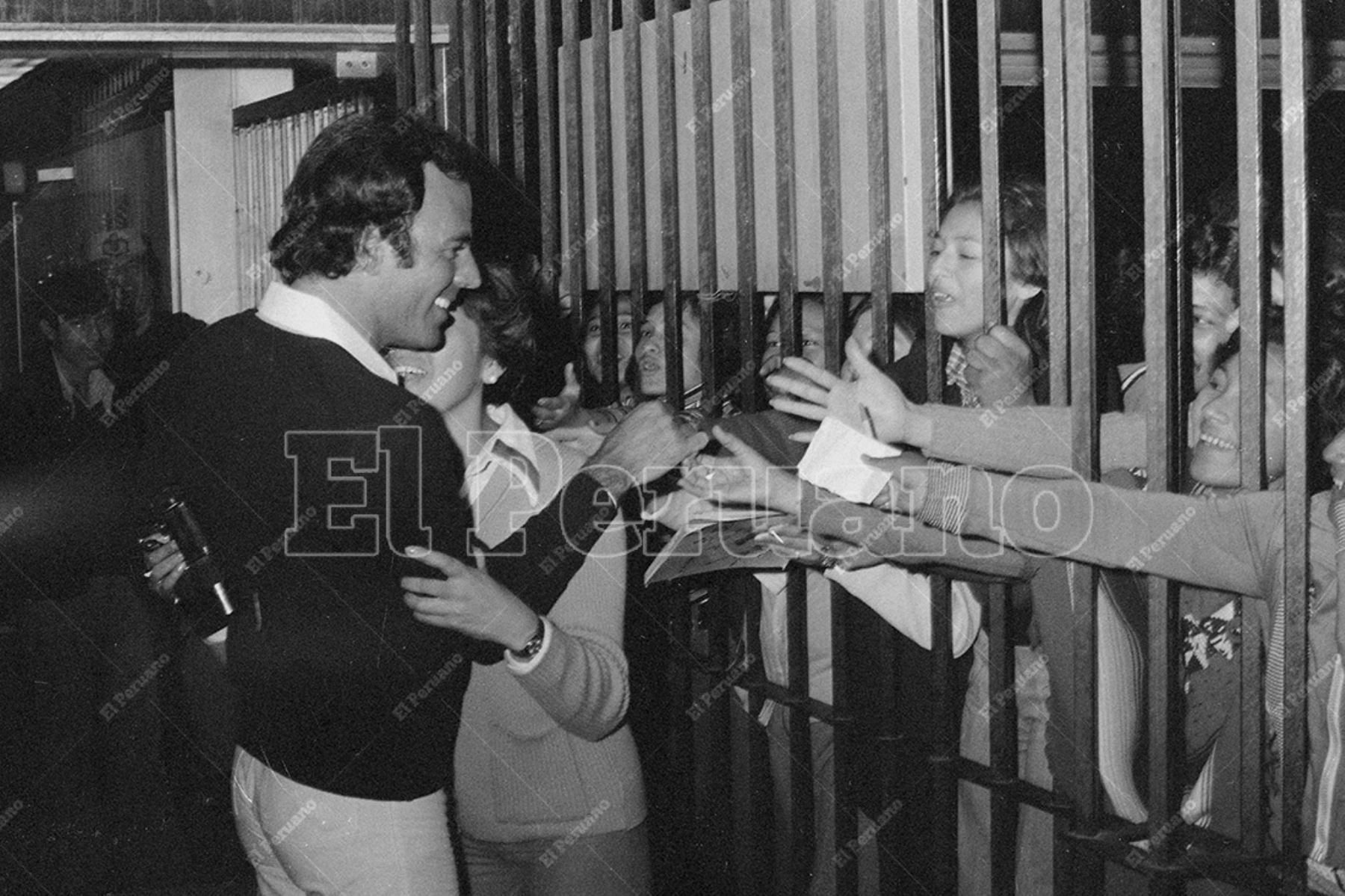 Callao - 4 octubre 1977 / Julio Iglesias saluda a sus fans a su llegada a nuestro país. El cantante español se presentará en un concierto en El Olivar de San Isidro.  Foto: Archivo Histórico de El Peruano / Leoncio Mariscal