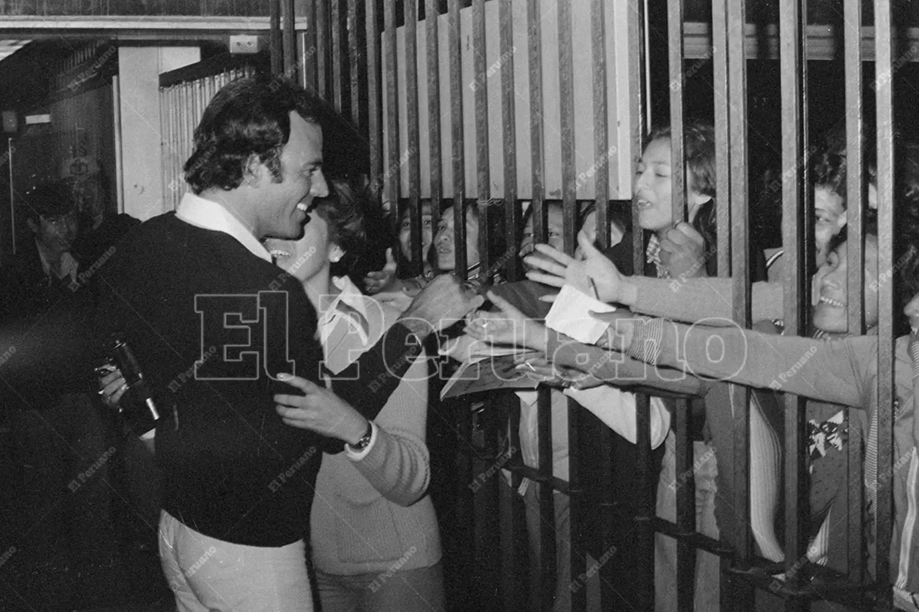 Callao - 4 octubre 1977 / Julio Iglesias saluda a sus fans a su llegada a nuestro país. El cantante español se presentará en un concierto en El Olivar de San Isidro.  Foto: Archivo Histórico de El Peruano / Leoncio Mariscal