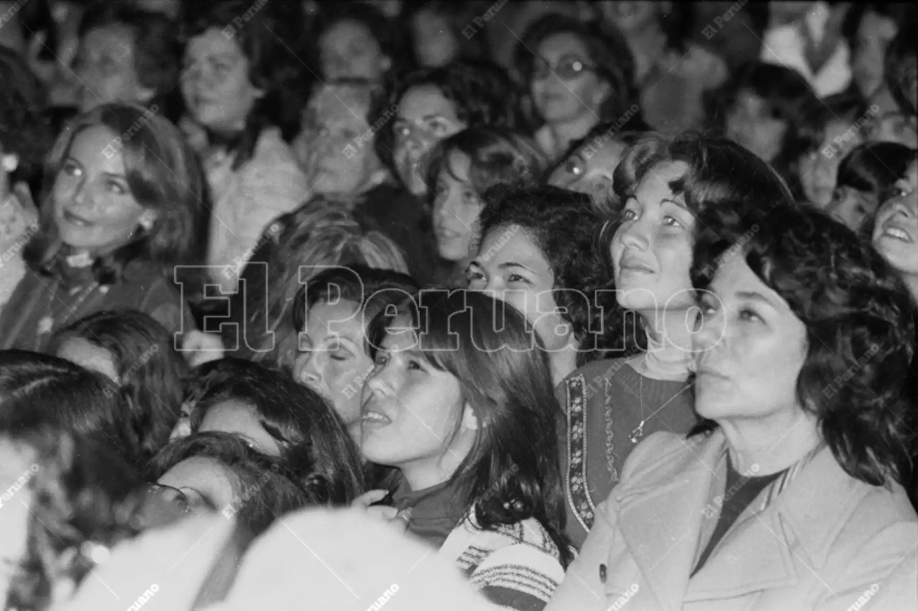Lima - 5 octubre 1977 / Fans del cantante Julio Iglesias en el concierto que ofreció en El Olivar de San Isidro.  Foto: Archivo Histórico de El Peruano / Leoncio Mariscal