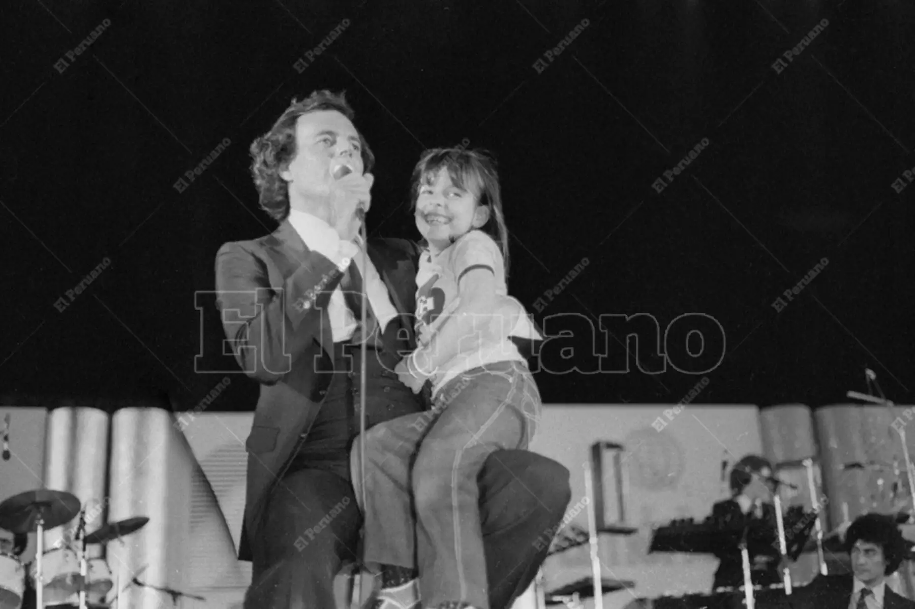 Lima - 16 diciembre 1980 / Concierto del cantante español Julio Iglesias en el Estadio Nacional.  Foto: Archivo Histórico de El Peruano / Américo Alburquerque
