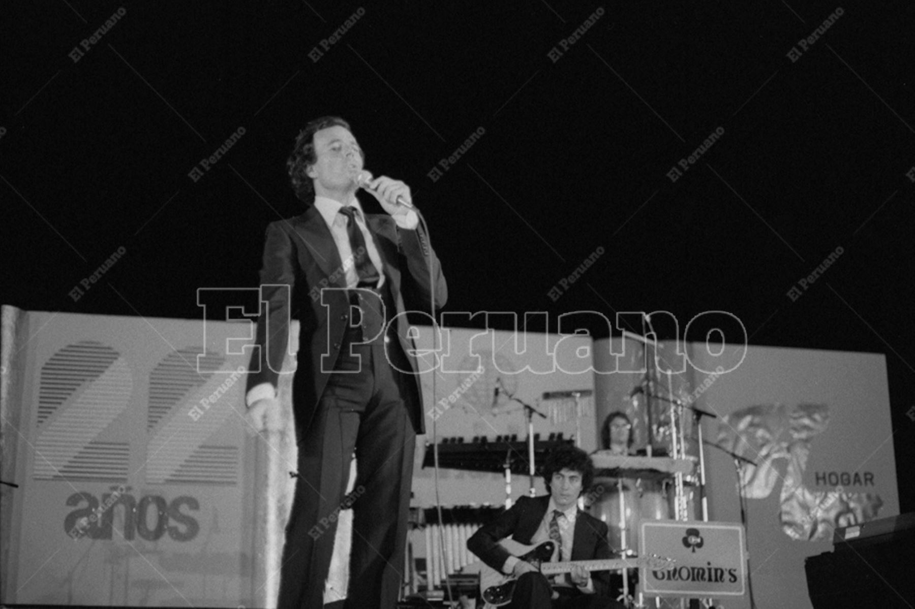Lima - 16 diciembre 1980 / Concierto del cantante español Julio Iglesias en el Estadio Nacional.  Foto: Archivo Histórico de El Peruano / Américo Alburquerque