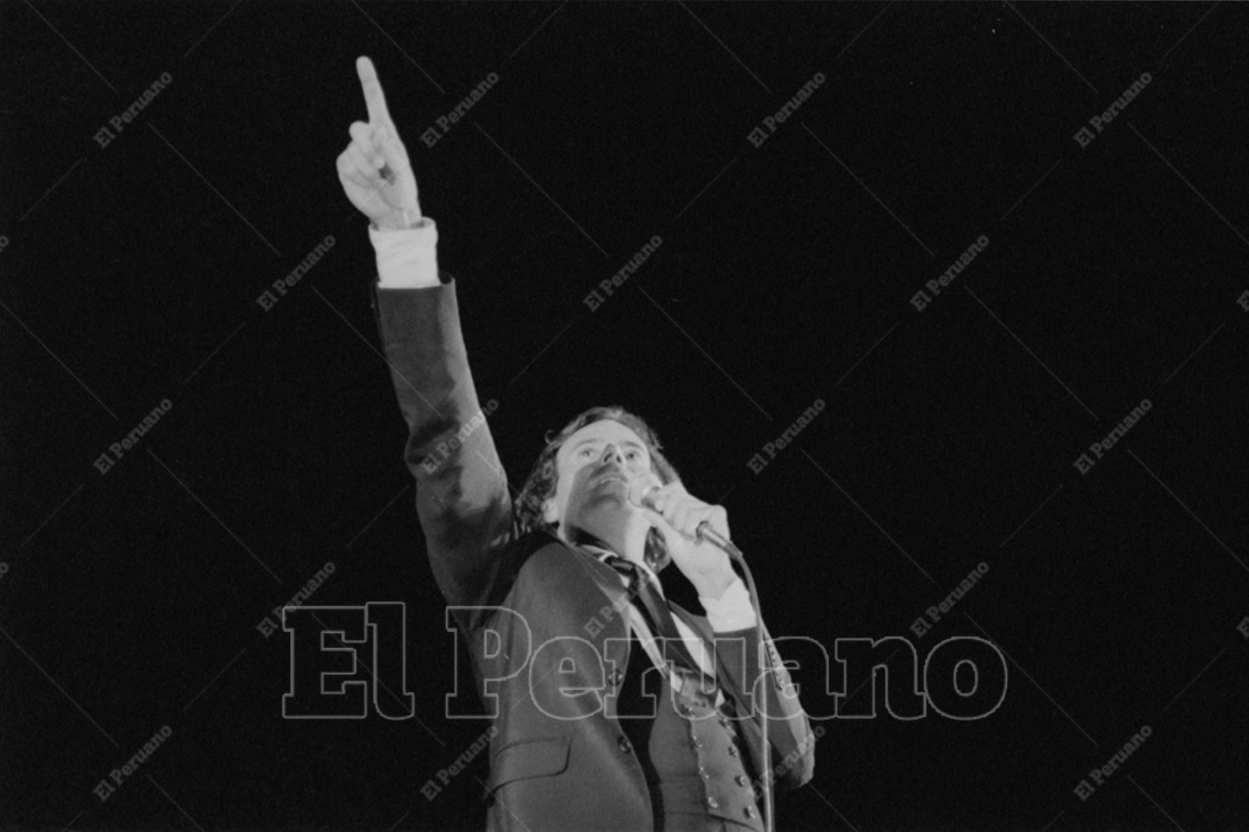 Lima - 16 diciembre 1980 / Concierto del cantante español Julio Iglesias en el Estadio Nacional.  Foto: Archivo Histórico de El Peruano / Américo Alburquerque