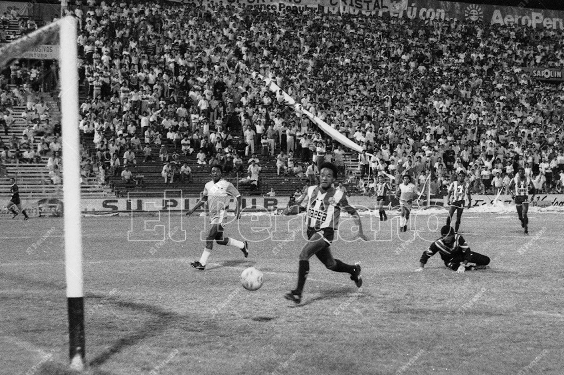 Lima - 8 febrero 1990  / Unión Huaral se impuso 1-0 a Sporting Cristal y se coronó campeón del fútbol profesional peruano  1989. Foto: Archivo Histórico de El Peruano / Pedro Arroyo