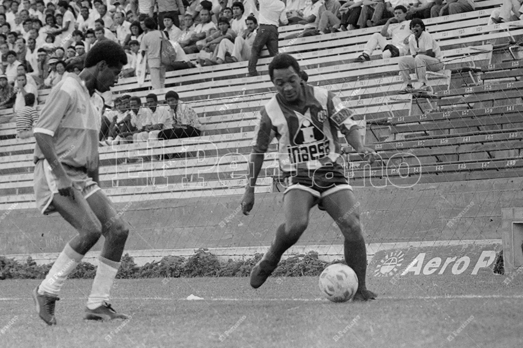 Lima - 8 febrero 1990  / Humberto Rey Muñoz, capitán de Unión Huaral, que se impuso 1-0 a Sporting Cristal y se coronó campeón del fútbol profesional peruano 1989. Foto: Archivo Histórico de El Peruano / Pedro Arroyo