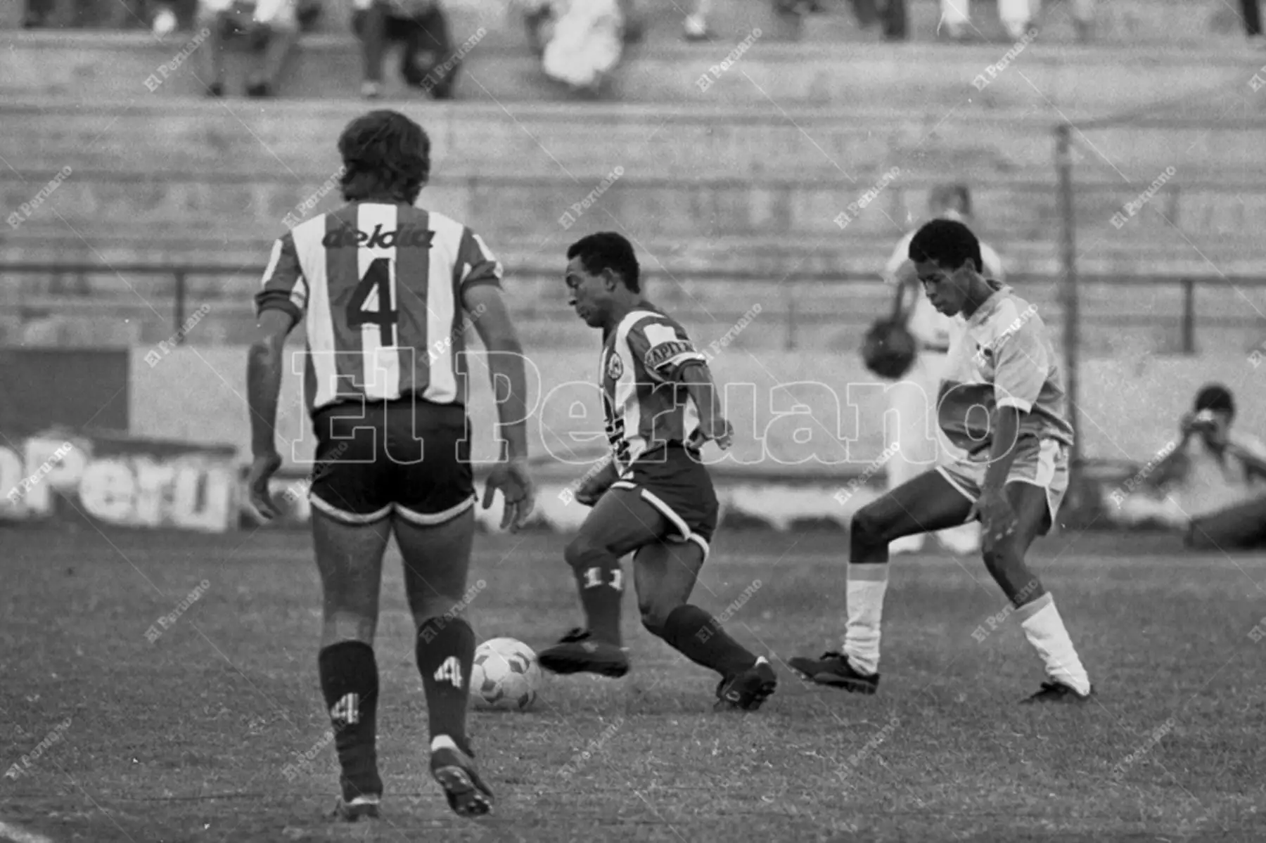 Lima - 8 febrero 1990  / Humberto Rey Muñoz, capitán de Unión Huaral, que se impuso 1-0 a Sporting Cristal y se coronó campeón del fútbol profesional peruano 1989. Foto: Archivo Histórico de El Peruano / Pedro Arroyo
