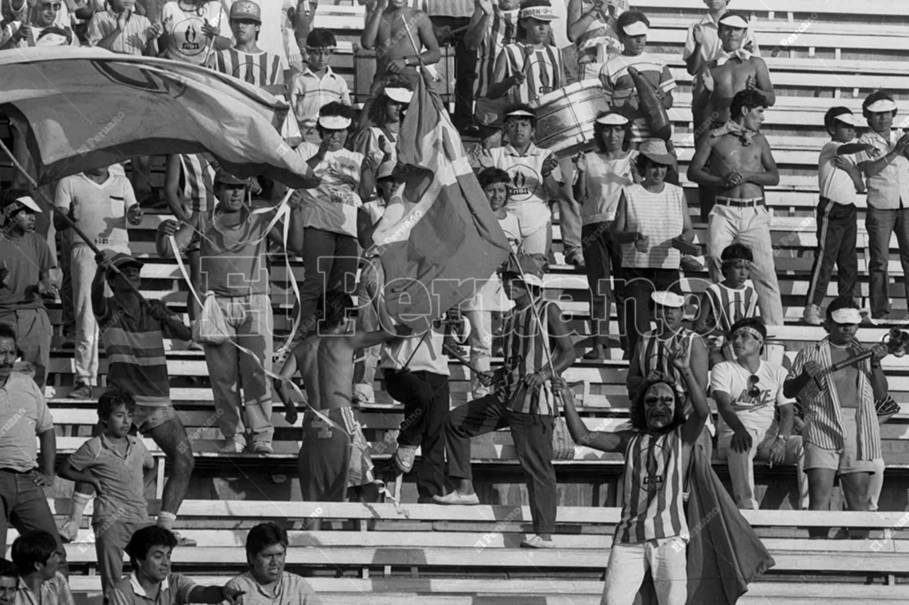 Lima - 8 febrero 1990  / Unión Huaral, con el aliento de su fiel hinchada, se impuso 1-0 a Sporting Cristal y se coronó campeón del fútbol profesional peruano 1989. Foto: Archivo Histórico de El Peruano / Leoncio Mariscal
