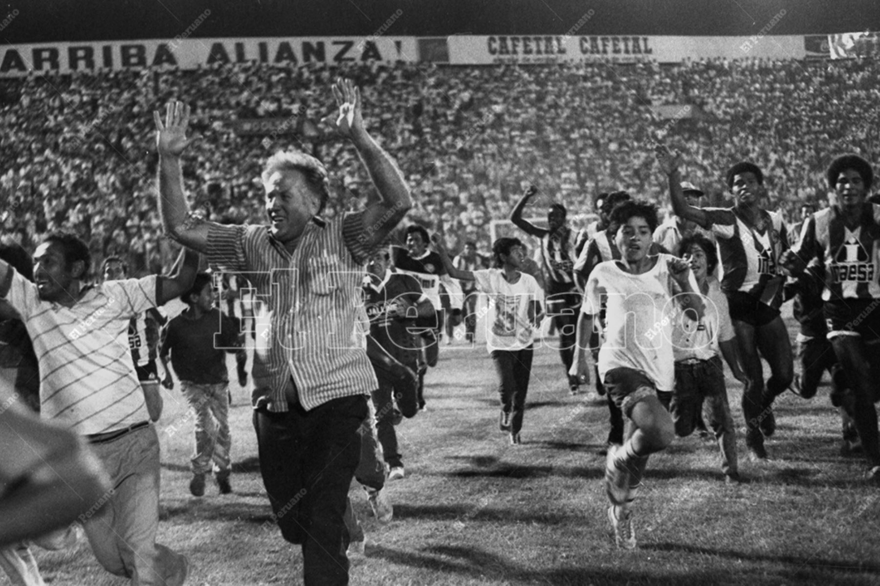 Lima - 8 febrero 1990  / Unión Huaral se impuso 1-0 a Sporting Cristal y se coronó campeón del fútbol peruano 1989. El técnico Simo Vilic celebra la segunda estrella del equipo huaralino. Foto: Archivo Histórico de El Peruano / Pedro Arroyo