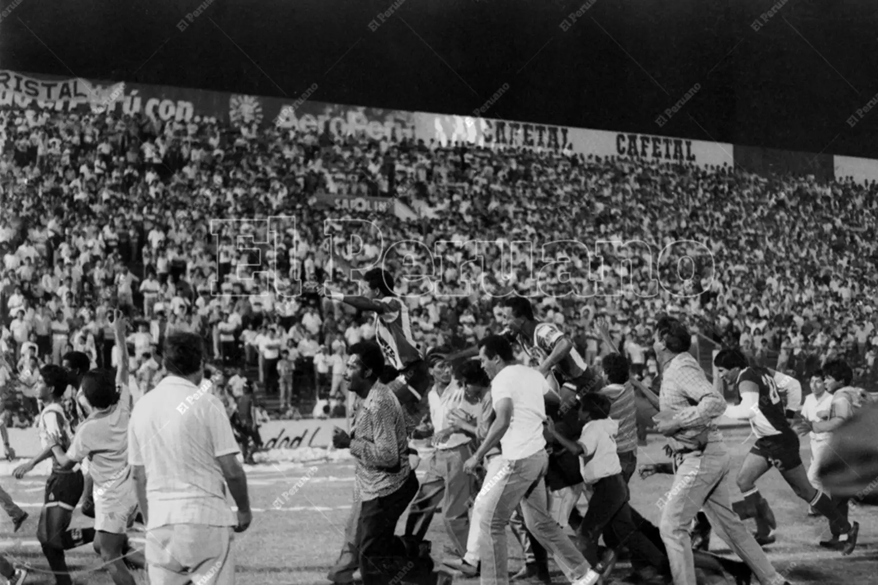 Lima - 8 febrero 1990  / Los jugadores de Unión Huaral dan la vuelta olímpica luego de ganar 1-0 a Sporting Cristal y coronarse campeones del fútbol profesional peruano 1989. Foto: Archivo Histórico de El Peruano / Pedro Arroyo