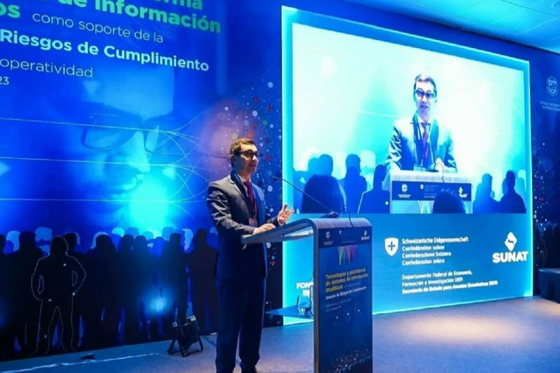 El jefe de la Sunat, Enrique Vera Castillo, inauguró hoy el Workshop Internacional: “Tecnologías y Sistemas de Información Analítica como Soporte de la Gestión de Riesgos de Cumplimiento Tributario: Experiencia y Operación”. Foto: Cortesía.
