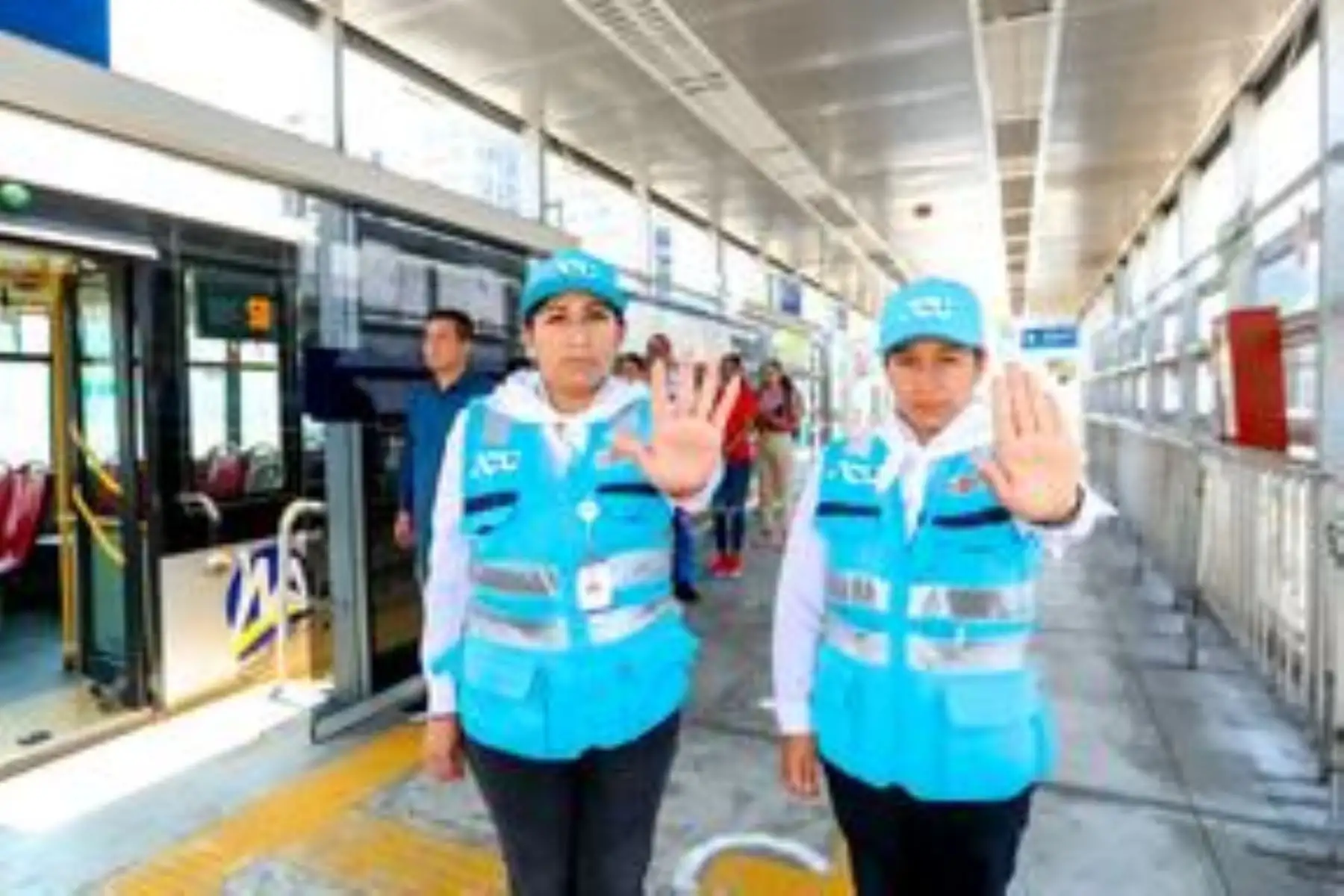 Entre diciembre del 2022 y agosto del 2023, la brigada antiacoso ha logrado sensibilizar a más de 700,000 usuarios del Metropolitano y de los corredores complementarios sobre cómo atender los casos de acoso sexual en los sistemas de transporte. ANDINA/ ATU.