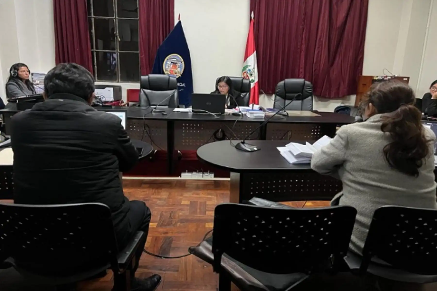 Según el fiscal, hay un clan familiar dedicado al presunto delito, pues están investigadas Doris Rosa Huayhua Mamani y su hija Lizzet Blanca Zambrano Huayhua.