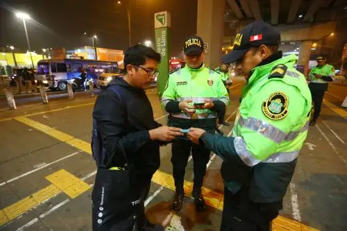 Agentes del Escuadrón Verde intervinieron a quienes circulaban por las calles para solicitarles sus documentos de identidad. Foto: ANDINA/Eddy Ramos.