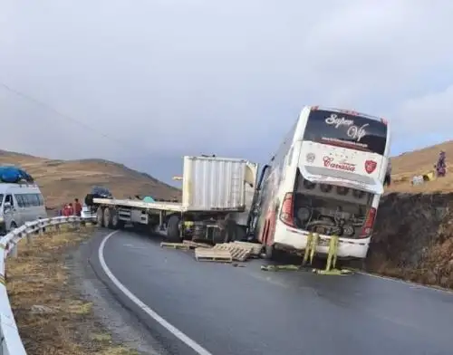 Dos muertos y 15 heridos dejó el choque entre un bus interprovincial y un tráiler en la carretera Pativilca-Huaraz, en Áncash. ANDINA/Difusión