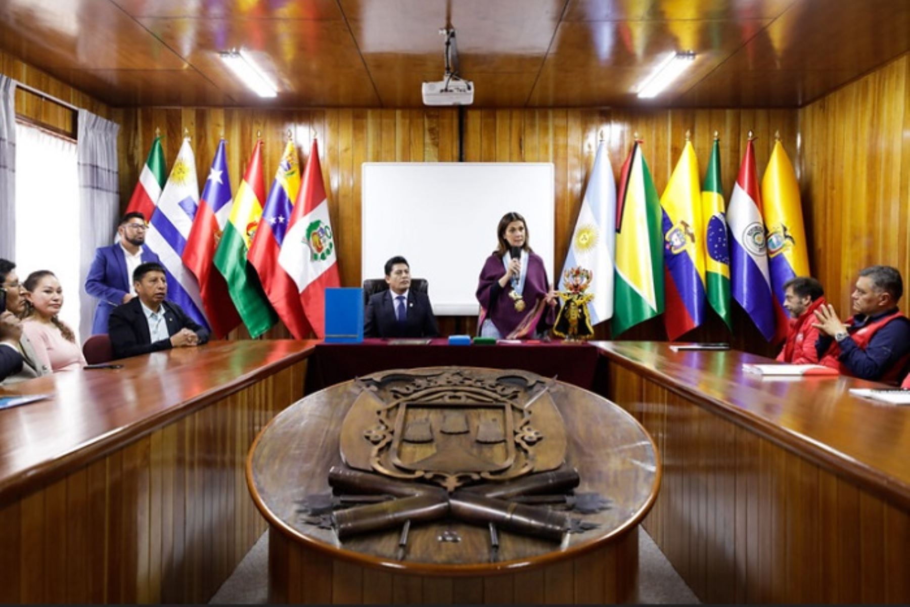 En su visita de trabajo a Puno, la ministra Hania Pérez de Cuéllar instaló mesa técnica para el destrabe de proyectos de agua, saneamiento y vivienda que contribuyan al cierre de brechas en la región.