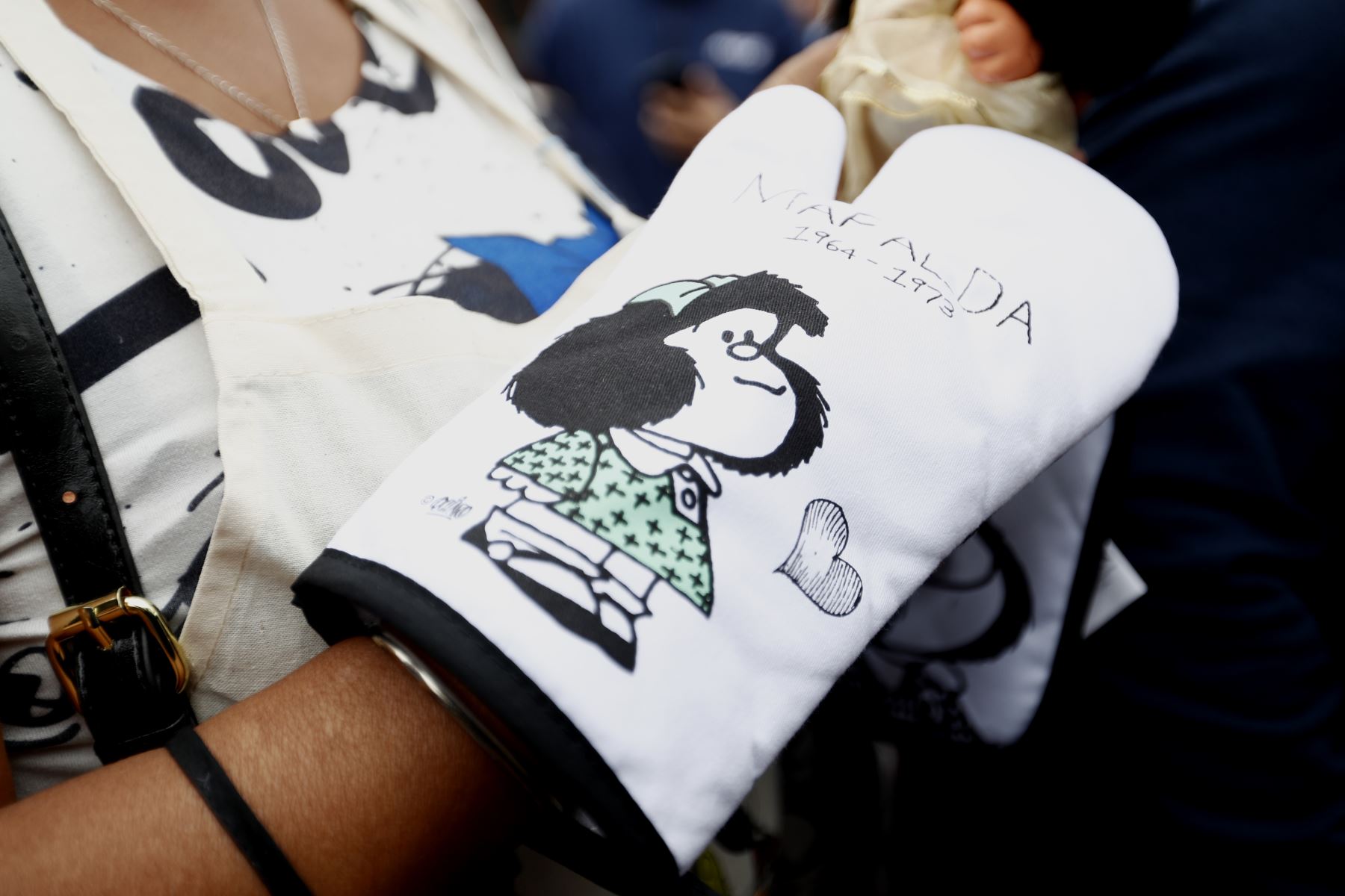 La instalación de la estatua de Mafalda en el Boulevard Sáenz Peña, en el distrito de Barranco atrajo a muchos de sus fanáticos y fanáticas, los cuales llegaron con prendas y objetos alusivos al popular personaje de tiras cómicas argentina. Foto: ANDINA/Daniel Bracamonte