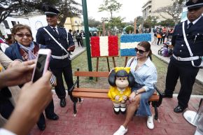 Fue develada la pequeña escultura de Mafalda, popular personaje de tiras cómicas de Quino, en el Boulevard Sáenz Peña del distrito de Barranco. Foto: ANDINA/Daniel Bracamonte