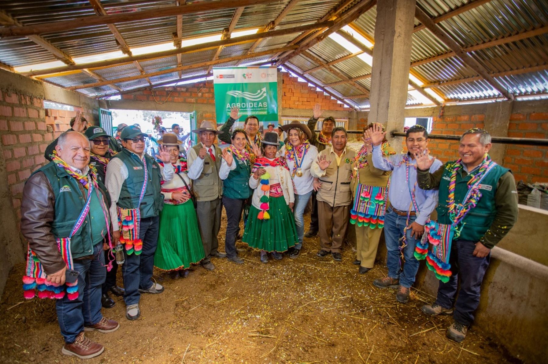 Ministra de Desarrollo Agrario y Riego, Jennifer Contreras, entregó mini establos y pacas de heno en la región Puno, y anunció un presupuesto de 219 millones de soles para atender el déficit hídrico. Foto: Cortesía.