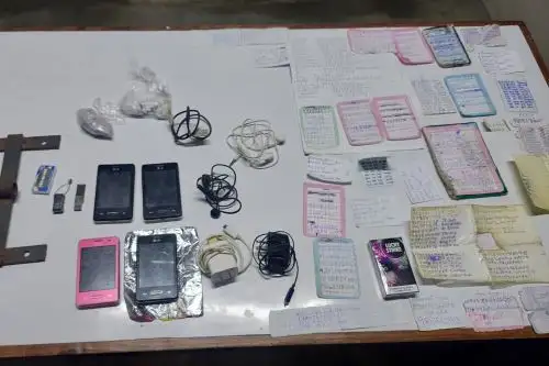 En los pabellones, patios, celdas, áreas comunes, pasadizos y techos se decomisaron cuatro celulares, manuscritos con anotaciones de números telefónicos que estarían relacionados a actos de extorsión. ANDINA/ INPE