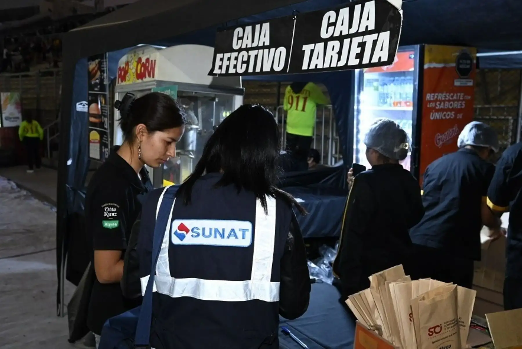 Personal de la Sunat verifica emisión de comprobantes de pago. Foto: Cortesía.