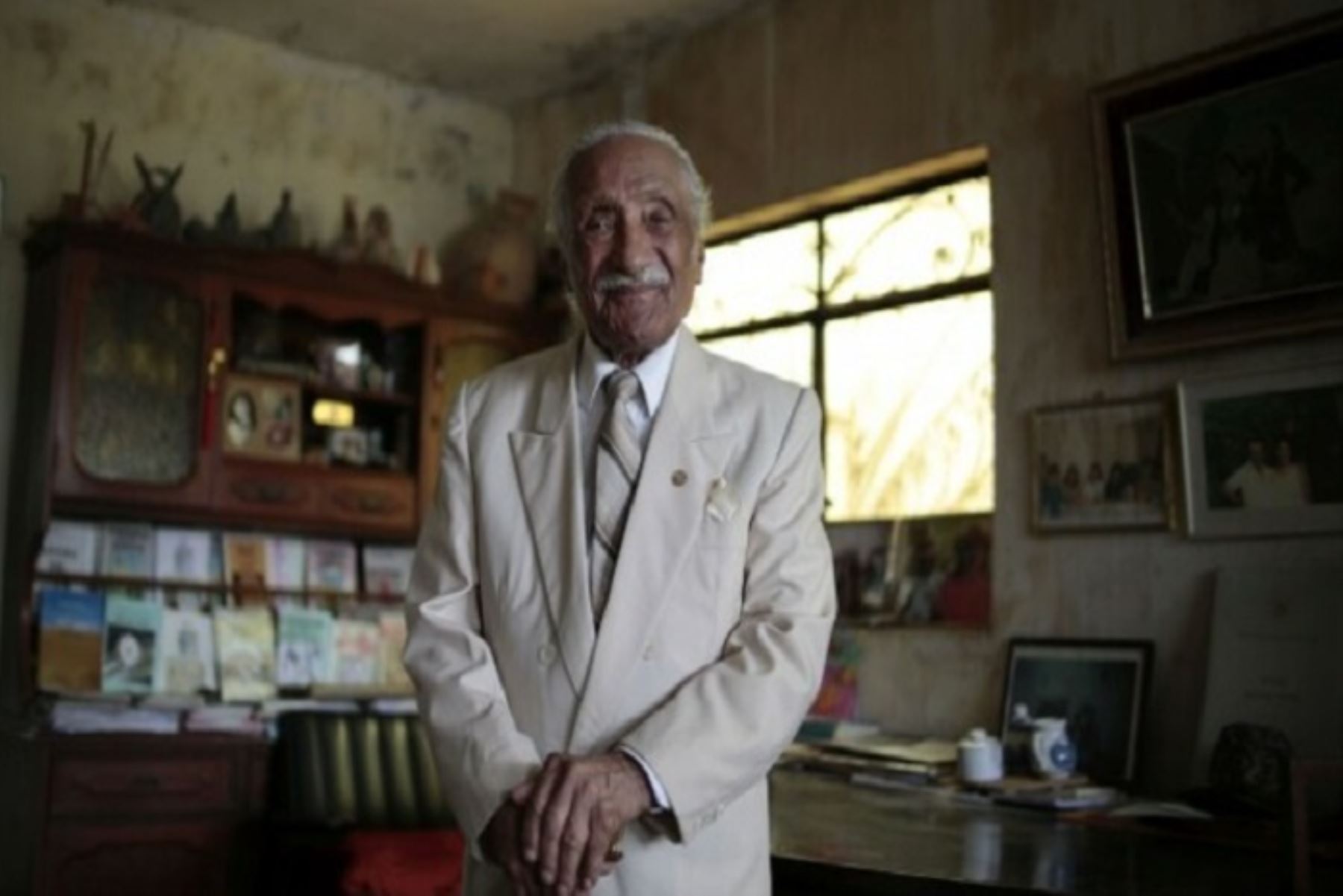 Leoncio Bueno Barrantes, de 103 años, trabajó desde temprana edad en labores agrícolas y se acercó a la literatura influenciado por los trabajadores de la hacienda La Constancia, donde residía.