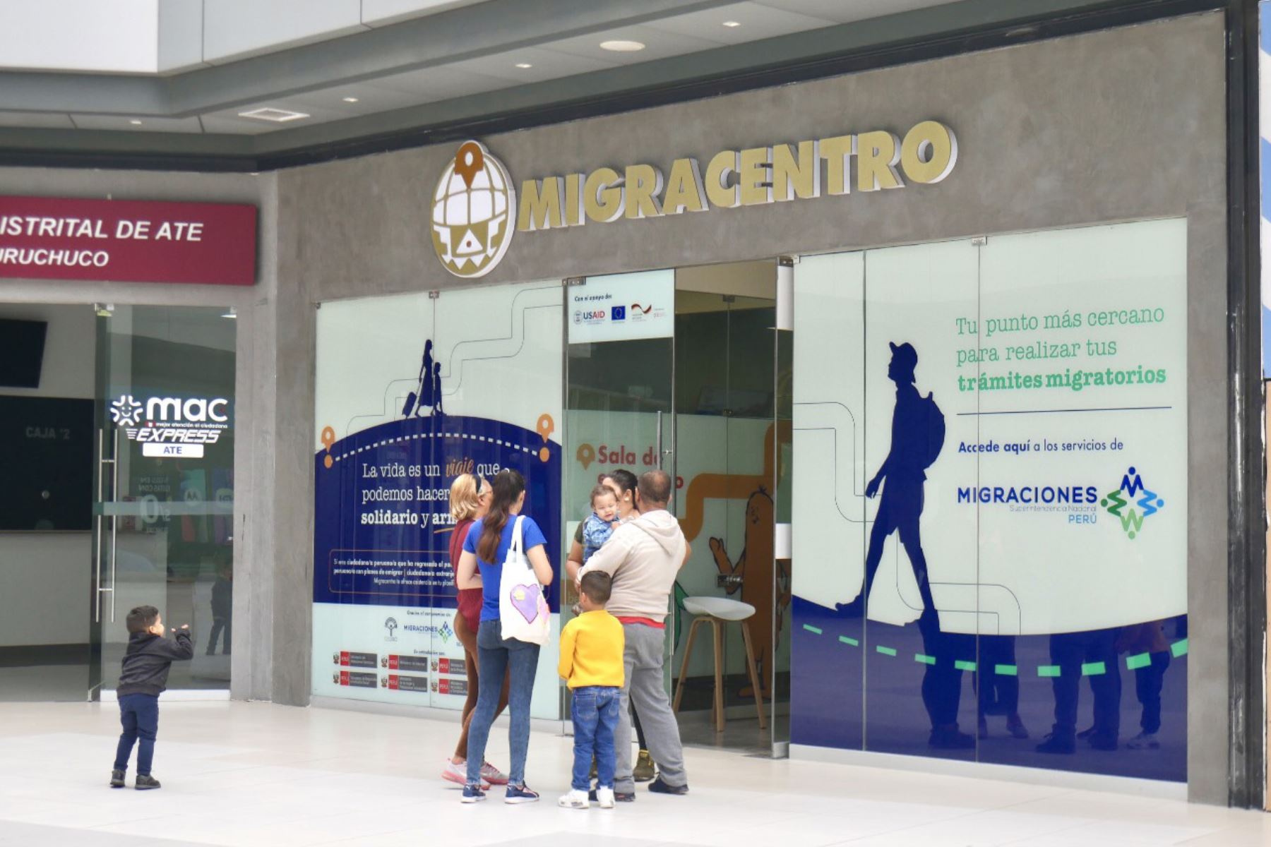 El primer Migracentro fue inaugurado en marzo, en el mall Real Plaza Puruchucho, en el distrito de Ate, Lima, y en él hasta el momento se han atendido a más de 8,000 personas, entre ciudadanos peruanos y extranjeros. ANDINA/ Cedro.