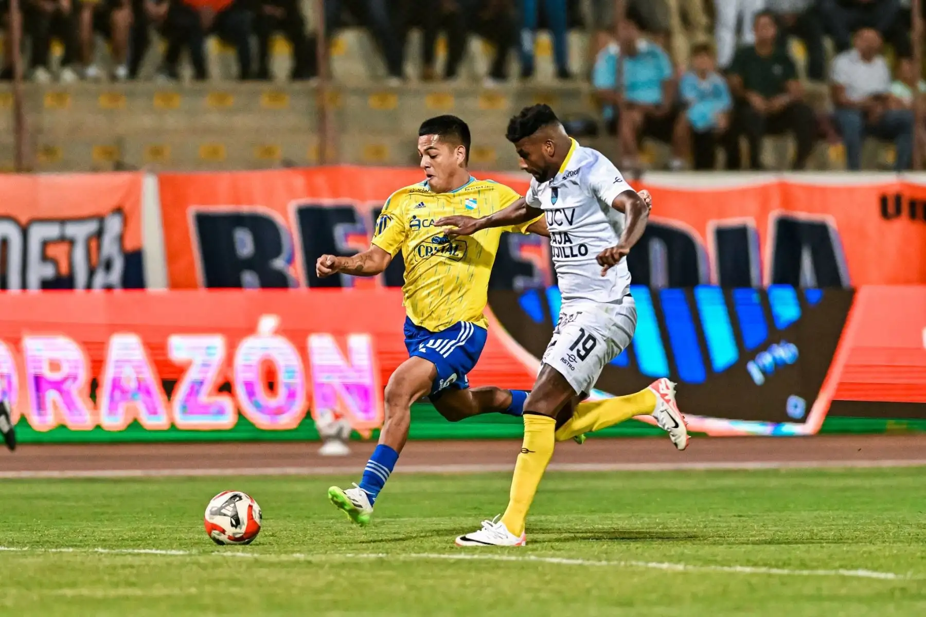 El delantero de Sporting Cristal Joao Grimaldo disputa un balón con un defensor de César Vallejo. Foto: Liga 1 de Fútbol Profesional/Twitter.
