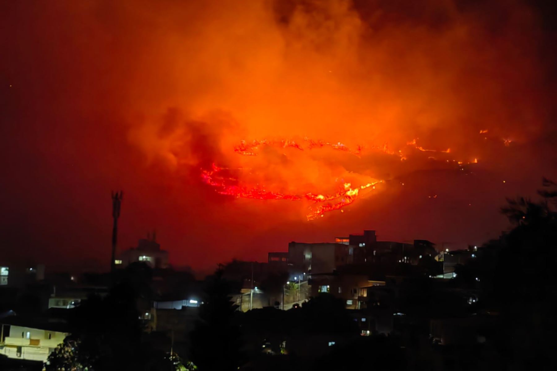 Incendio forestal en los cerros en los sectores de Altos de Menga y Dapa, al norte de Cali, Colombia. Foto: @rafagonzalez64