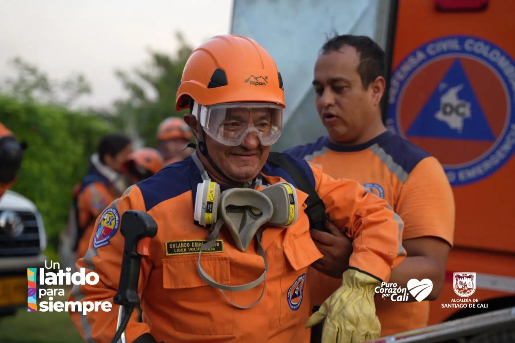 Alrededor de un centenar de unidades de bomberos trabajan arduamente en la extinción del incendio forestal desatado en el sector Colinas, en Altos de Menga, al norte de Cali, Colombia. Pobladores se han sumado a las labores. Foto: ANDINA/Difusión