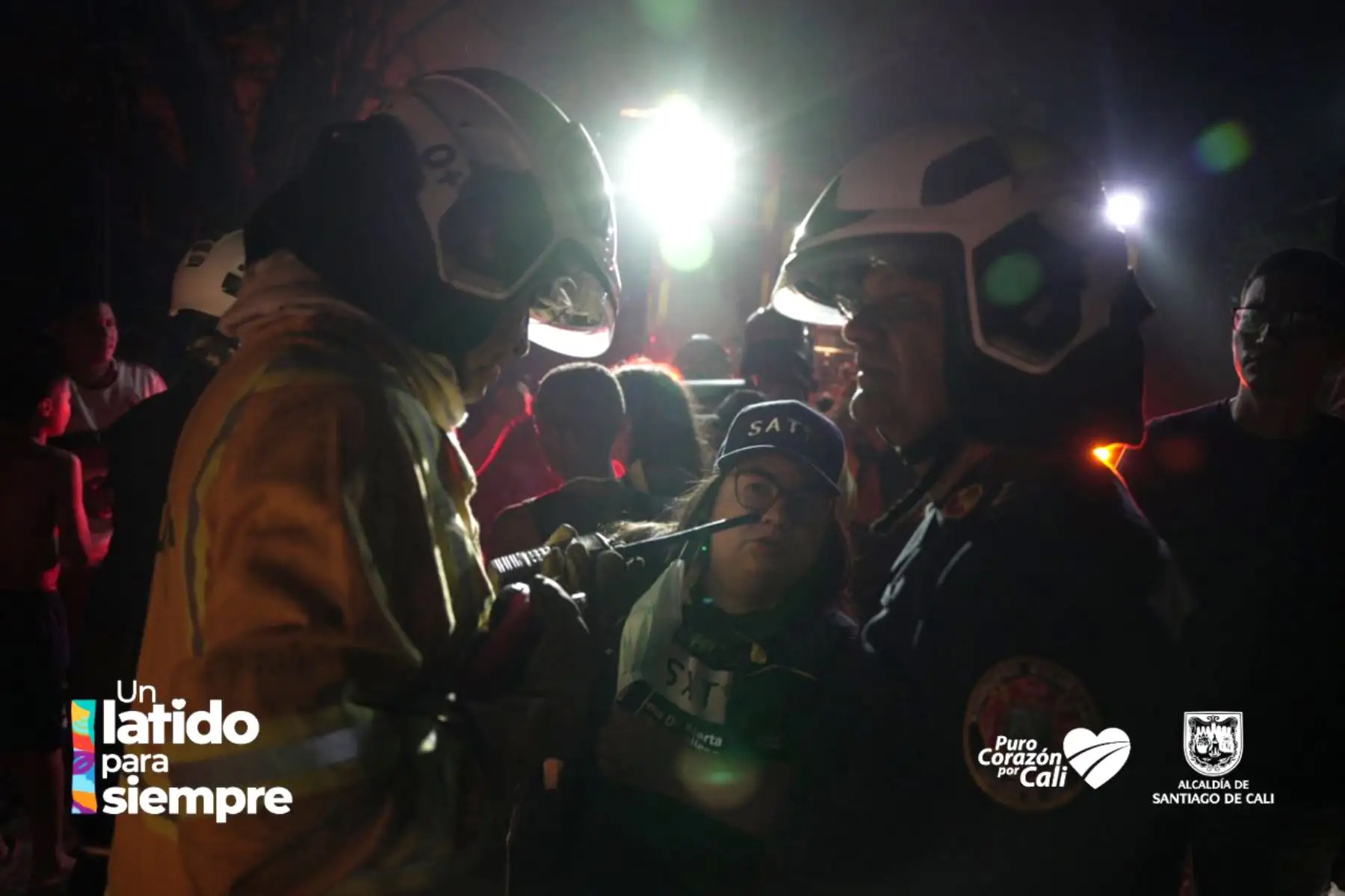 Alrededor de un centenar de unidades de bomberos trabajan arduamente en la extinción del incendio forestal desatado en el sector Colinas, en Altos de Menga, al norte de Cali, Colombia. Pobladores se han sumado a las labores. Foto: ANDINA/Difusión