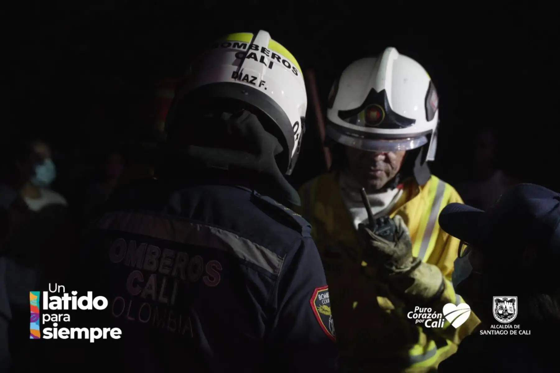 Alrededor de un centenar de unidades de bomberos trabajan arduamente en la extinción del incendio forestal desatado en el sector Colinas, en Altos de Menga, al norte de Cali, Colombia. Pobladores se han sumado a las labores. Foto: ANDINA/Difusión