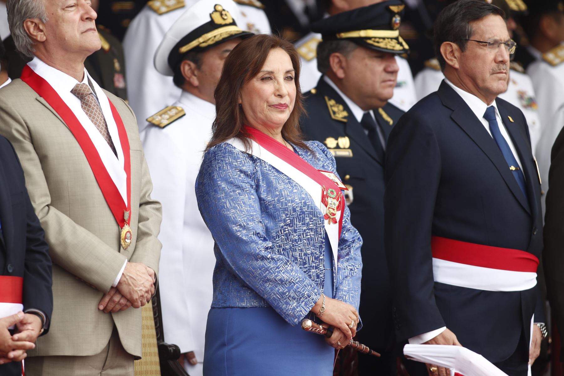 La presidenta de la República, Dina Boluarte, participa en la ceremonia por el Día de las Fuerzas Armadas, que se realiza en la Plaza de la Bandera. Foto: ANDINA/ Daniel Bracamonte