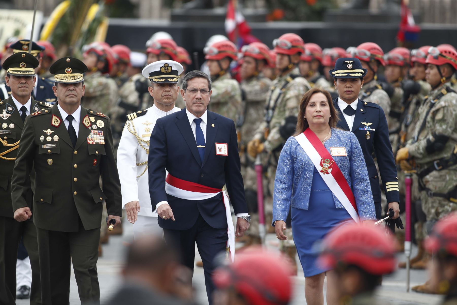 La presidenta de la República, Dina Boluarte, participa en la ceremonia por el Día de las Fuerzas Armadas, que se realiza en la Plaza de la Bandera. Foto: ANDINA/ Daniel Bracamonte