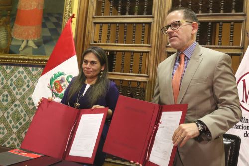 Entrega de 75 bienes culturales repatriados al Perú