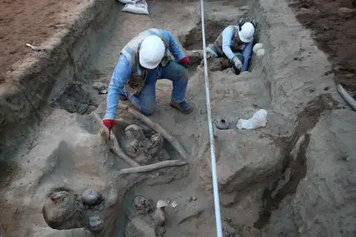 Un cementerio prehispánico de casi 1,000 años de antigüedad fue descubierto en la periferia de Lima. El misterio recae en que seis de los cuerpos son de bebés y niños, y el buen estado de conservación de estos y de cerámicas que los acompañaban como parte del ritual podrán dar más información de la milenaria conformación de la capital de Perú. Foto: Efe.