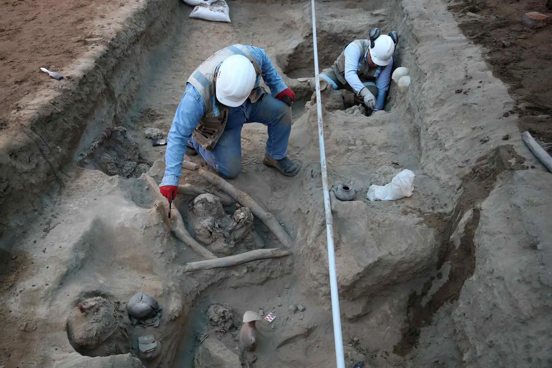 Un cementerio prehispánico de casi mil años de antigüedad fue descubierto en la periferia de Lima. El misterio recae en que seis de los cuerpos son de bebés y niños, y el buen estado de conservación de estos y de cerámicas que los acompañaban como parte del ritual podrán dar más información de la milenaria conformación de la capital de Perú. Foto: EFE