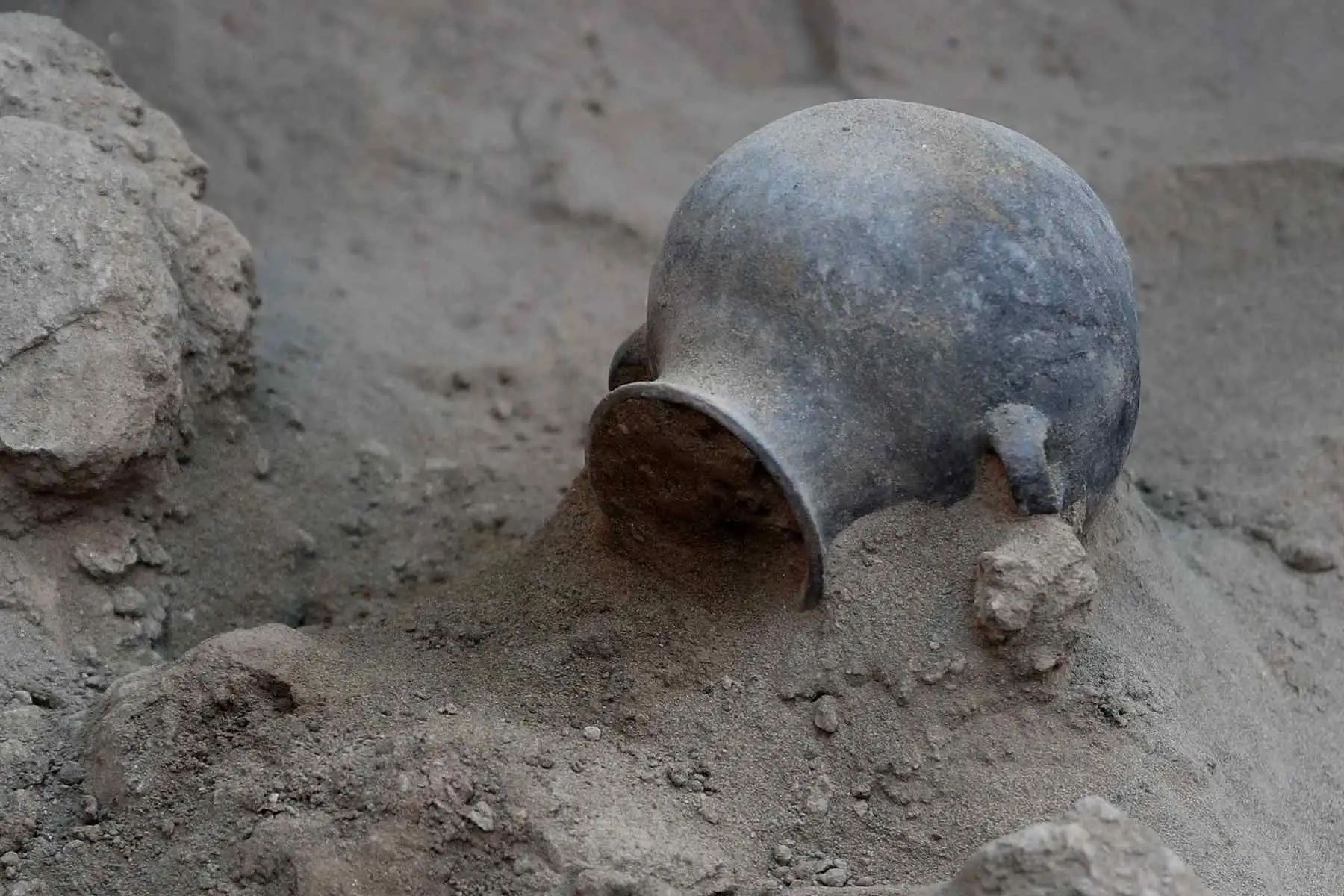 Un cementerio prehispánico de casi mil años de antigüedad fue descubierto en la periferia de Lima. El misterio recae en que seis de los cuerpos son de bebés y niños, y el buen estado de conservación de estos y de cerámicas que los acompañaban como parte del ritual podrán dar más información de la milenaria conformación de la capital de Perú. Foto: EFE