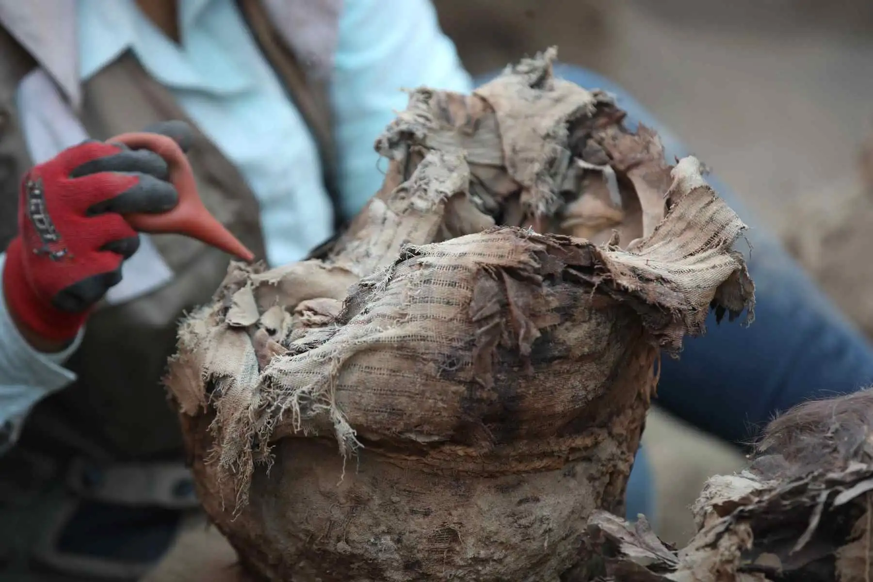 Los arqueólogos mostraron su asombro por las posturas en las que los niños estaban enterrados, la mayoría en posición fetal y uno yacía tumbado en posición de flor de loto. Foto: EFE