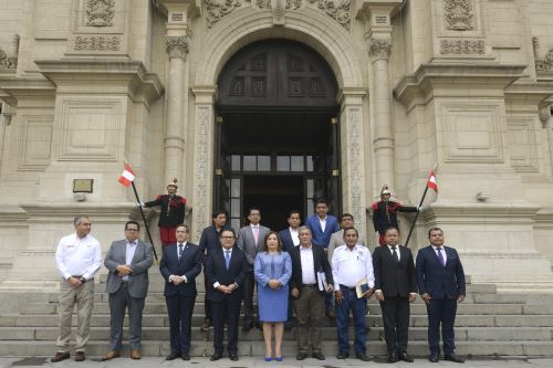 Reunión entre presidenta Dina Boluarte con alcaldes de los distritos 
 declarados en estado de emergencia