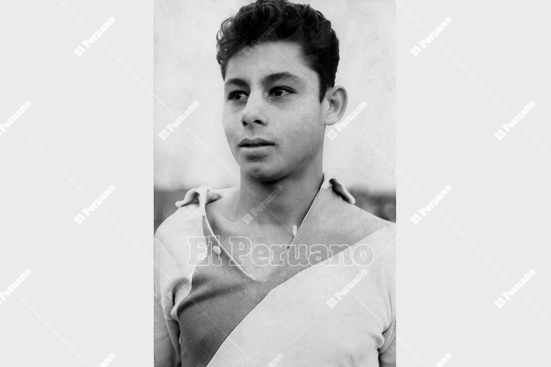 Lima - 1967 /  Roberto Chale cuando recién comenzaba a vestir la divisa nacional.   Foto: Archivo Histórico de El Peruano