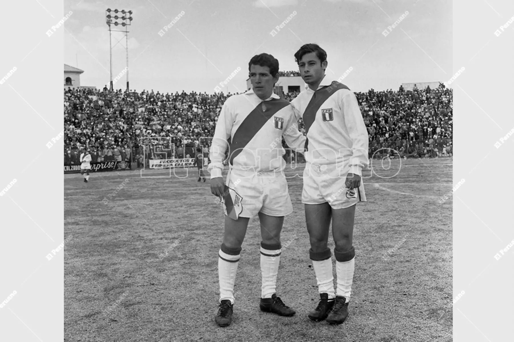 Bolivia - 10 de agosto  1969 / Ramón Mifflin y Roberto Chale posan antes del partido entre Perú y Bolivia por las eliminatorias a México 70. Foto: Archivo Histórico de El Peruano / Virgilio Molero