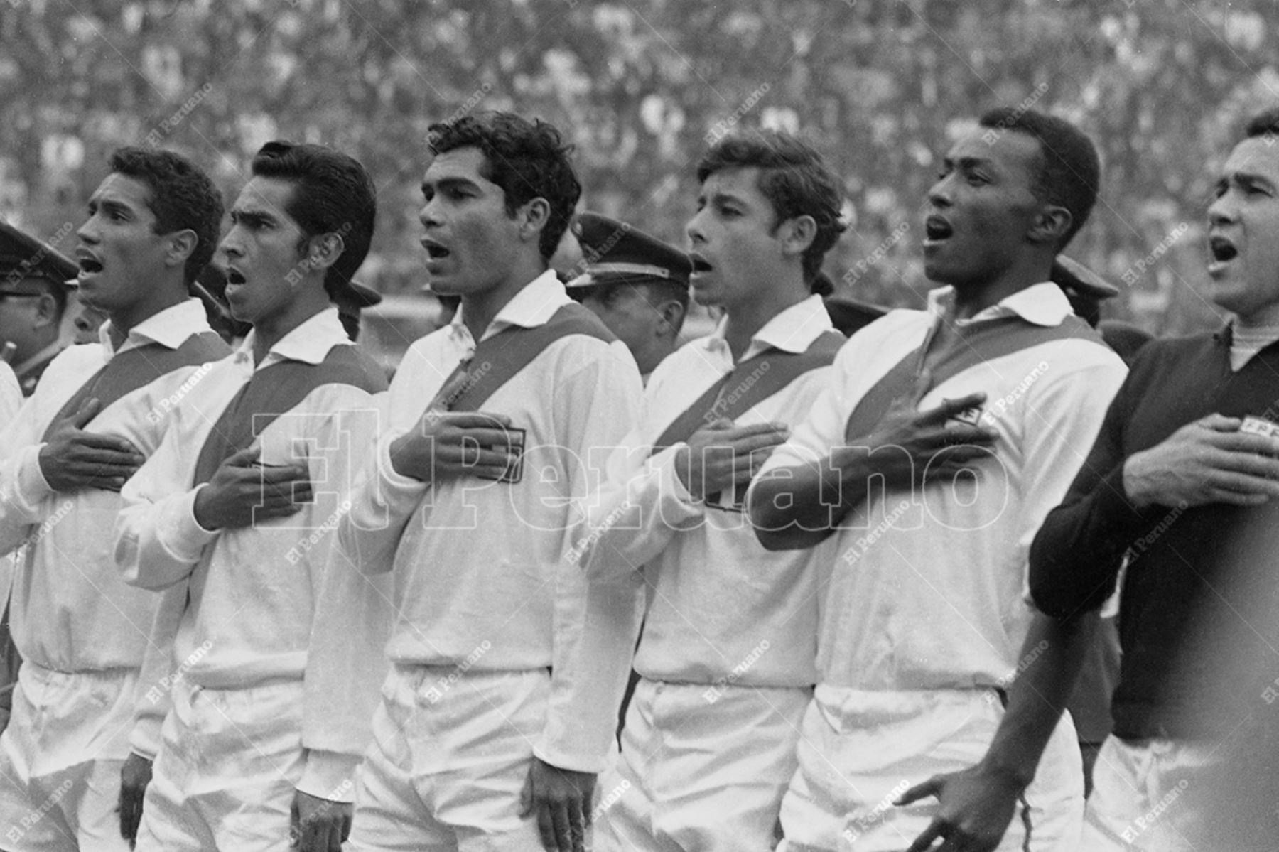 Lima - 3 agosto 1969 / Nicolás Fuentes, Orlando de la Torre, Roberto Chale y Julio Baylón en la formación de la selección peruana que venció 1-0 a Argentina en el Estadio Nacional por las eliminatorias para el mundial de México 70. Foto: Archivo Histórico de El Peruano