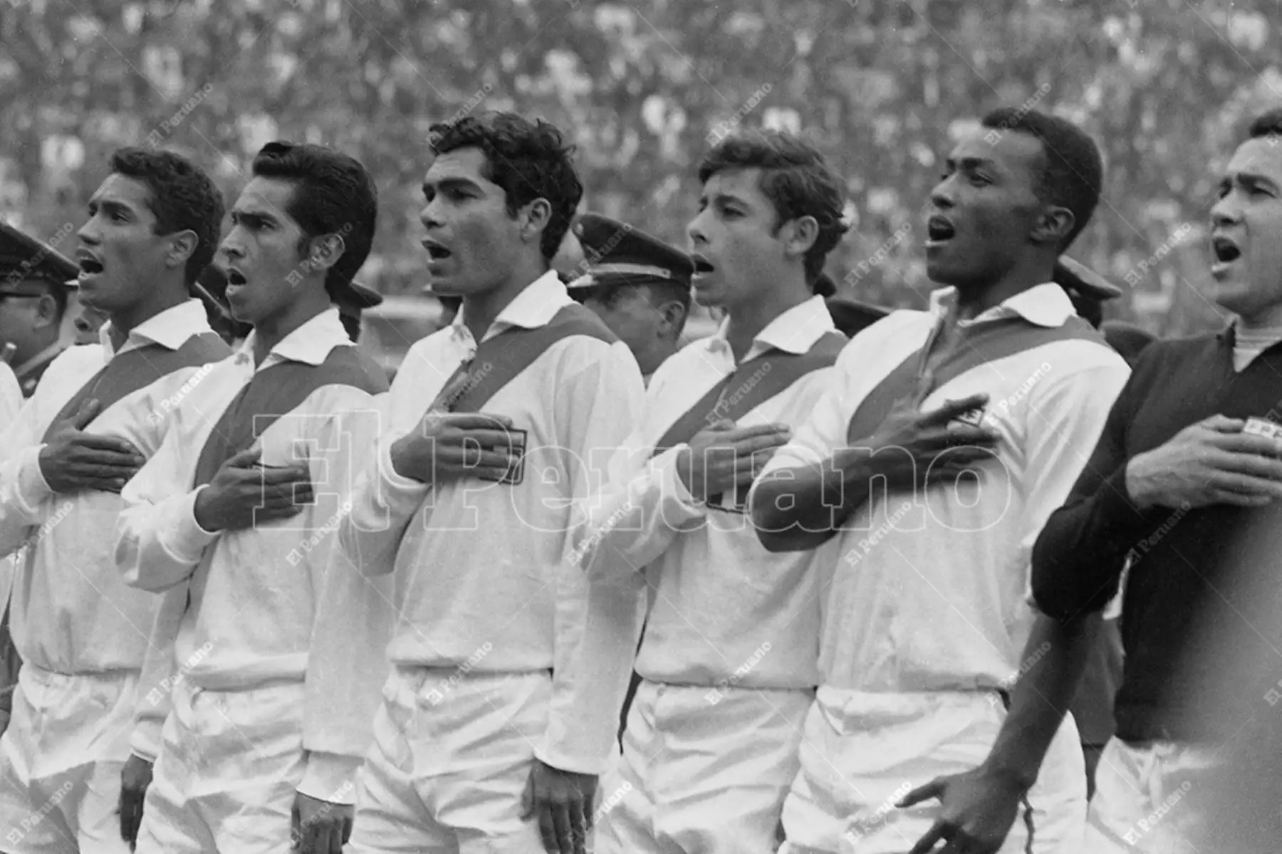 Lima - 3 agosto 1969 / Nicolás Fuentes, Orlando de la Torre, Roberto Chale y Julio Baylón en la formación de la selección peruana que venció 1-0 a Argentina en el Estadio Nacional por las eliminatorias para el mundial de México 70. Foto: Archivo Histórico de El Peruano