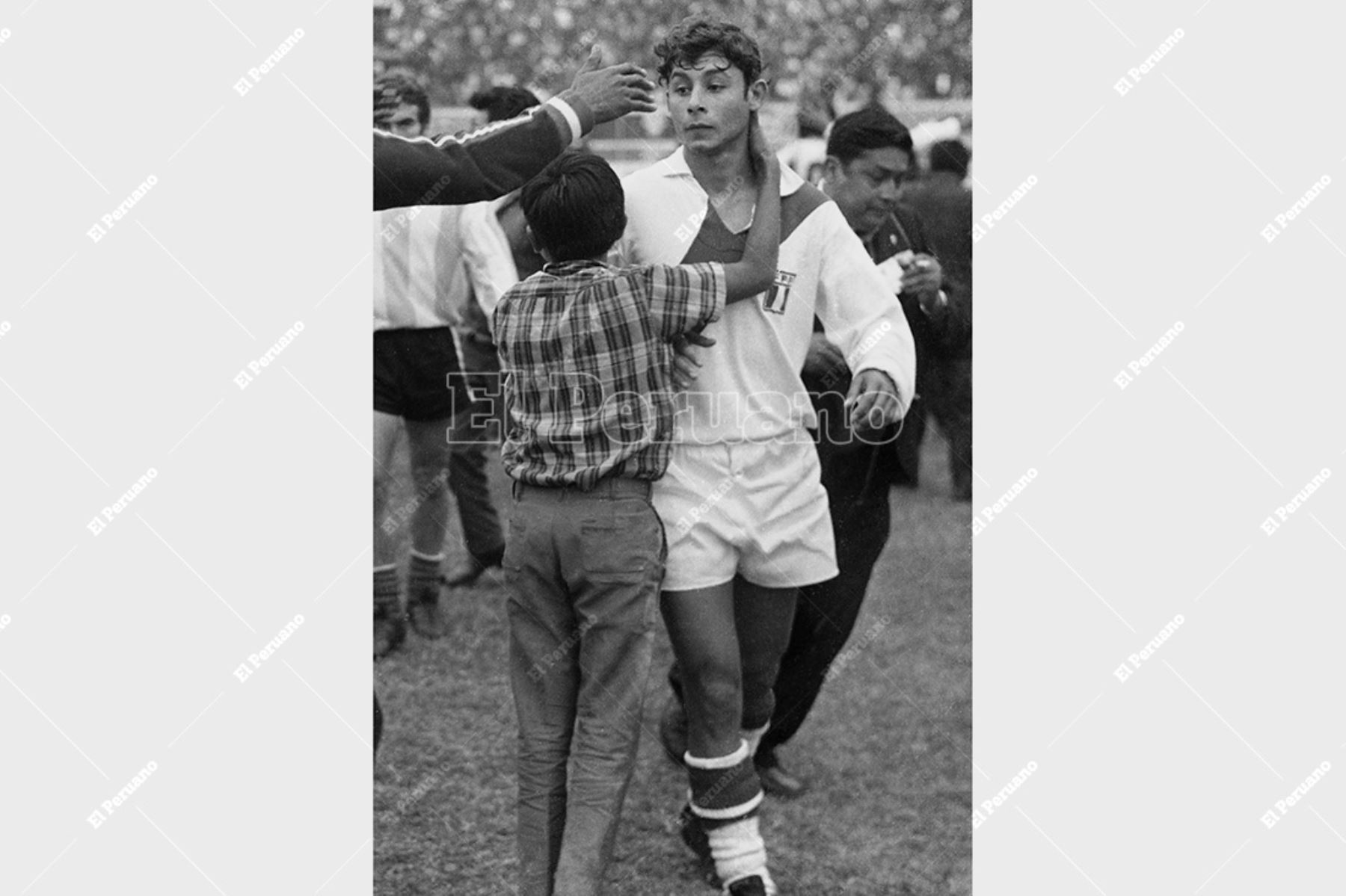 Lima - 3 agosto 1969 / El volante Roberto Chale de destaca actuación en la victoria peruana 1-0 frente a  Argentina en el inicio de las eliminatorias para el mundial de México 70. Foto: Archivo Histórico de El Peruano