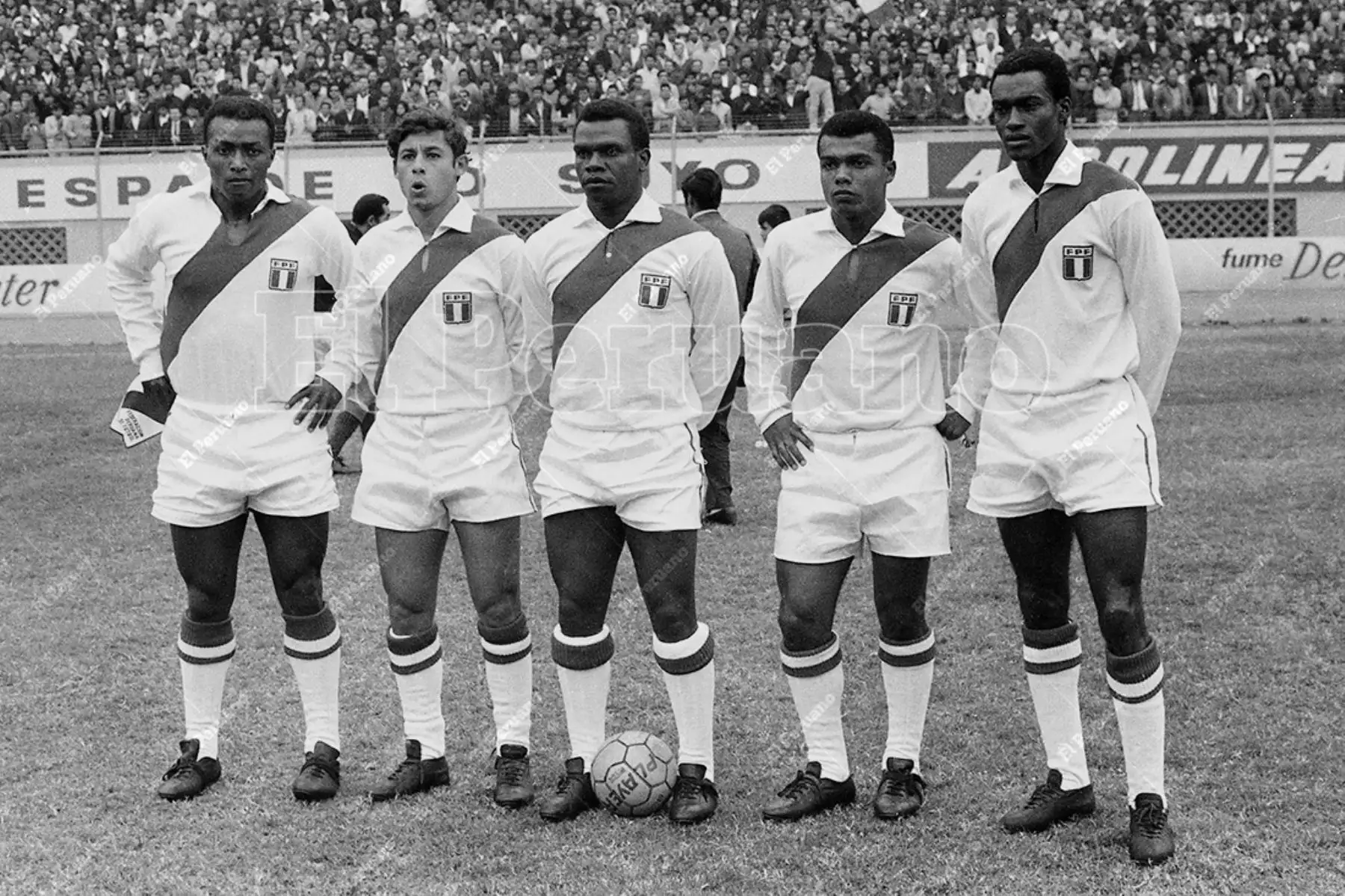 Lima - 3 agosto 1969 / Julio Baylón, Roberto Chale, Perico León, Teófilo Cubillas y Alberto Gallardo en la formación de la selección peruana de fútbol que venció 1-0 a Argentina por las eliminatorias para el mundial de México 70.  Foto: Archivo Histórico de El Peruano