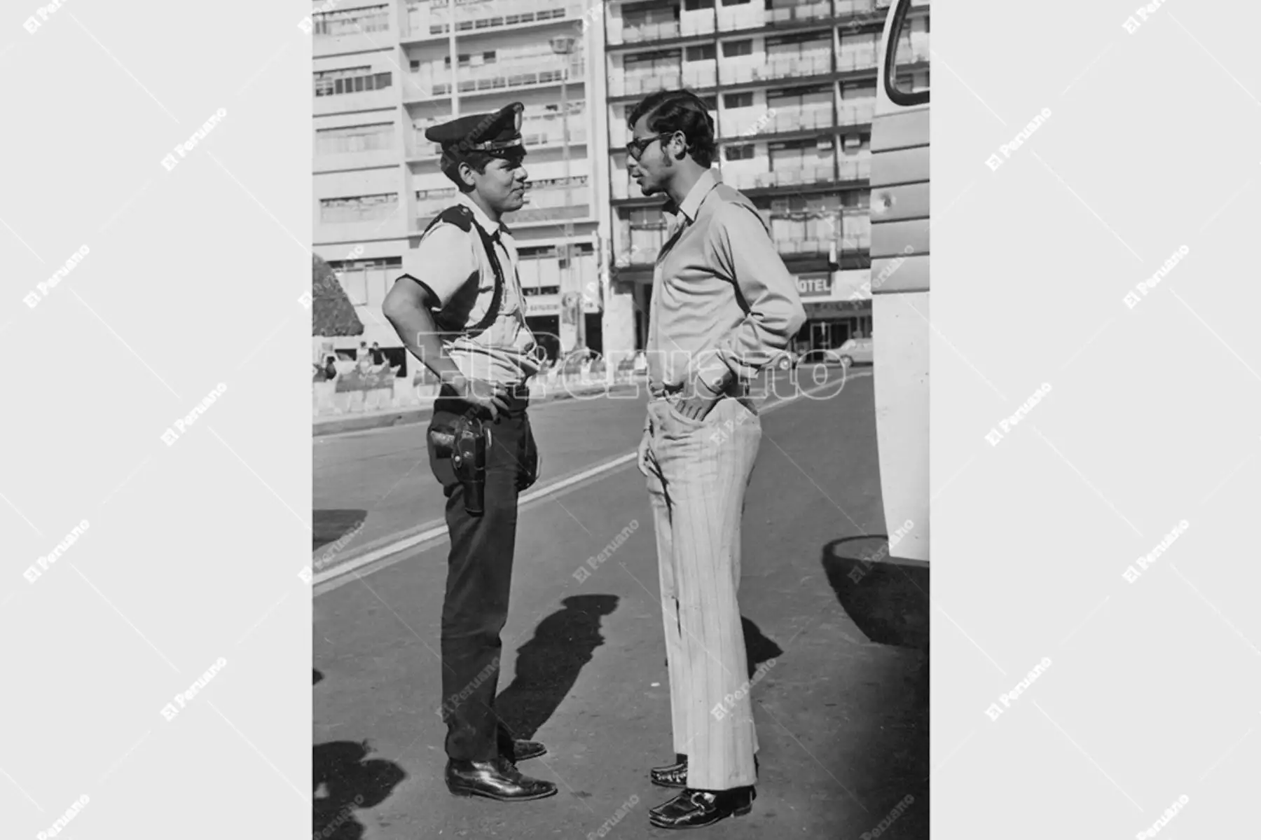 México - 19 mayo 1970 / Roberto Chale conversa con uno de los encargados de la seguridad de los futbolistas peruanos. No lo dejan ni a sol ni a sombra.  Foto: Archivo Histórico de El Peruano / Luis Flores